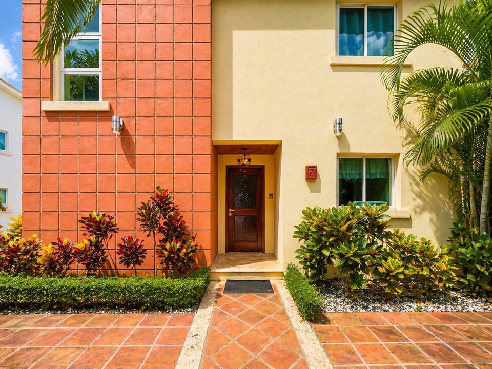 24/7 Security – Enjoy your stay knowing you’re in a private, gated community with professional security.