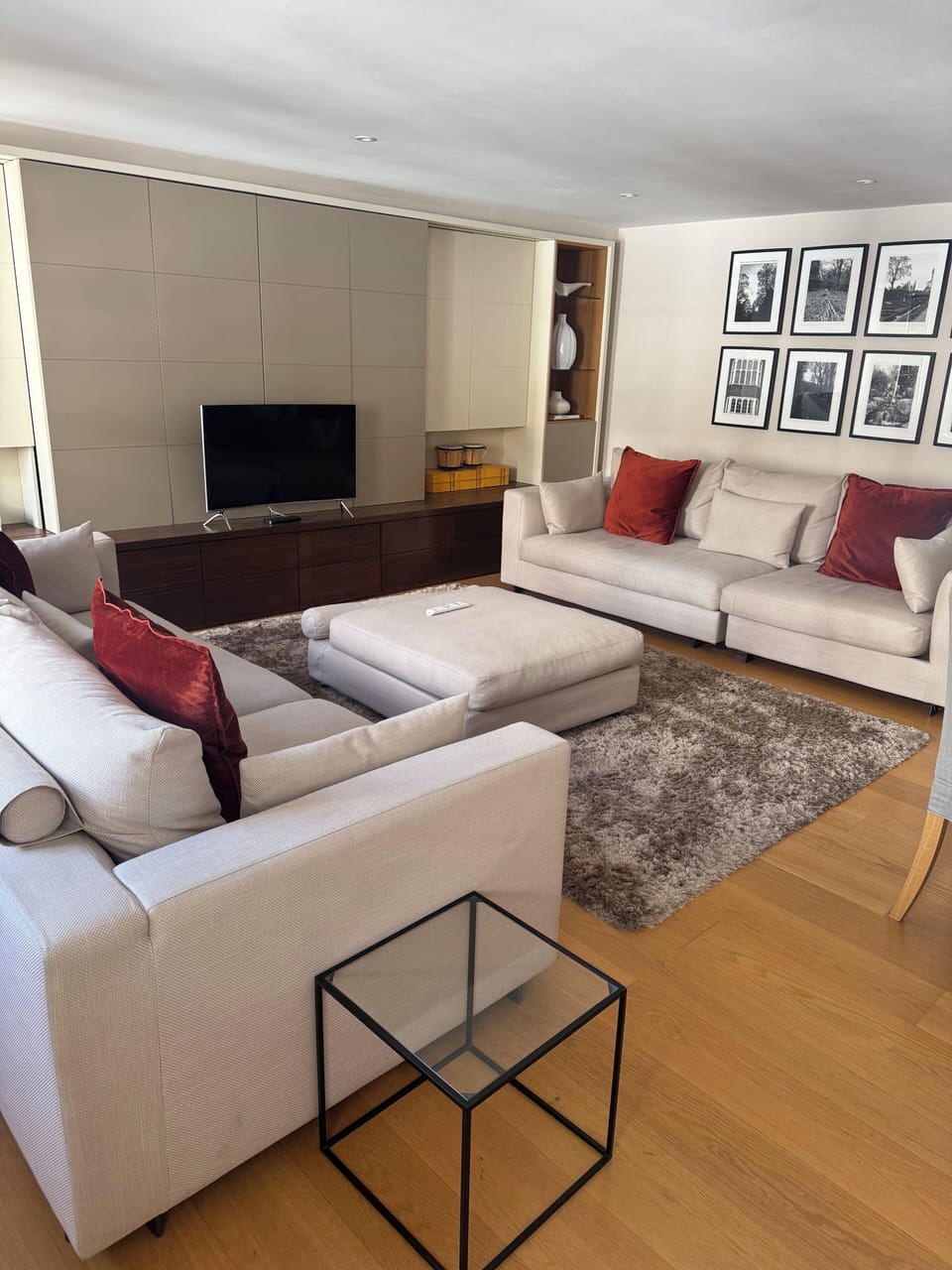 Lounge Area, smart TV and dining table