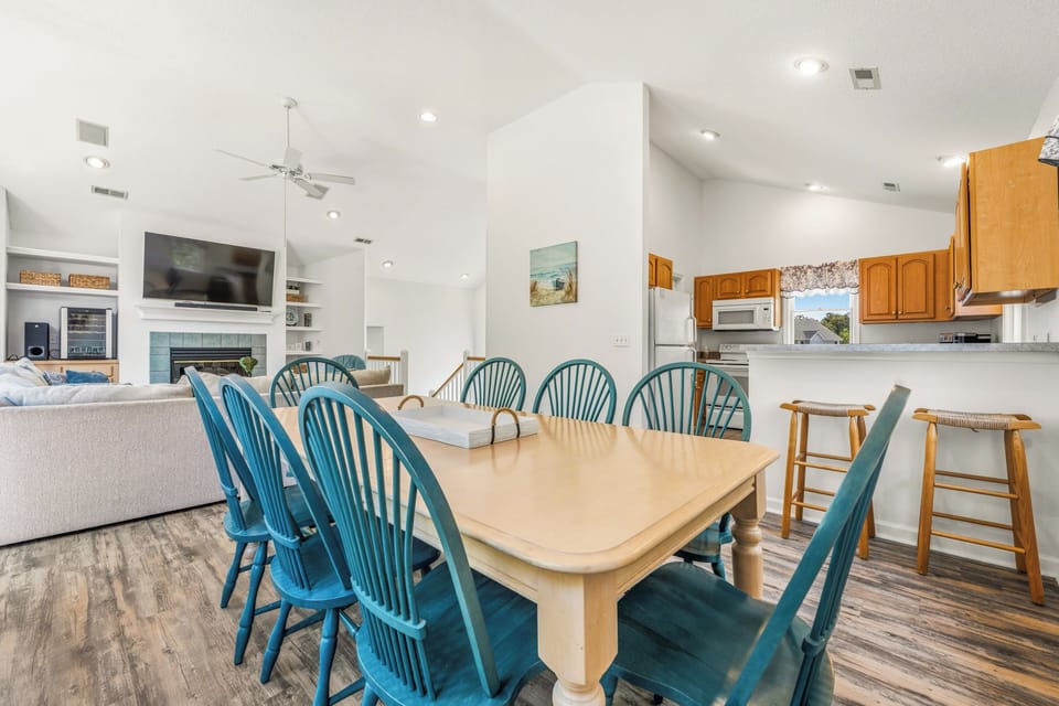 Dining Area - Top Level