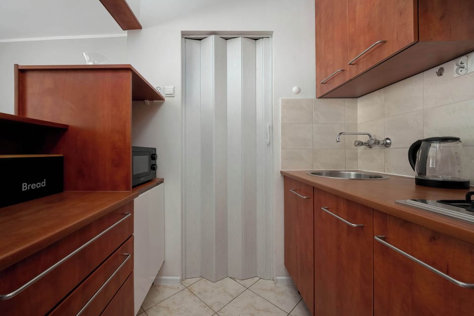 A small kitchen corridor area with cabinetry and a practical layout. It maximizes space while keeping everything accessible.