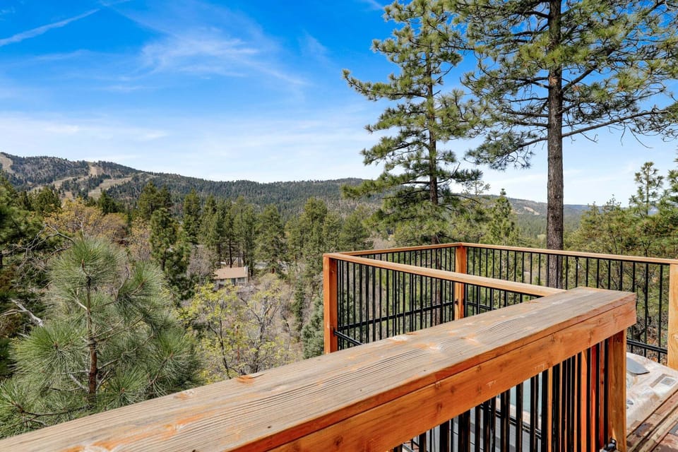 Wide open deck with sweeping views of the pine forest and San Bernardino Mountains no neighbors in sight, just pure mountain scenery. Morning coffee out here will never get old.