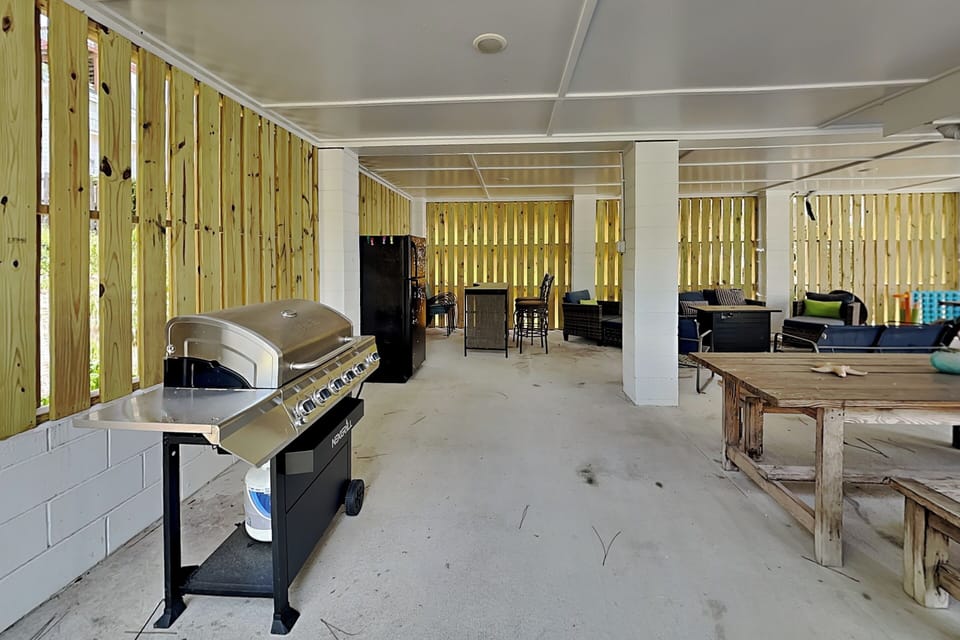 Under House Outdoor Living w. Lounge, Bar + Grills