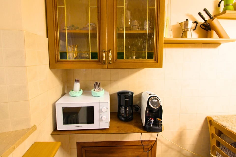 Kitchen Appliance, Wood, Small Appliance, Home Appliance, Cabinetry, Major Appliance, Kitchen, Electronic Device