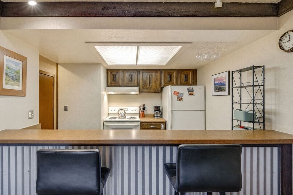 Longbranch 109's Kitchen and Breakfast Bar
