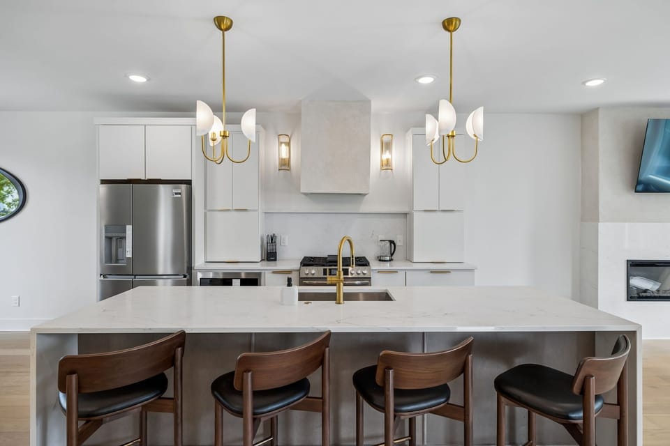 Kitchen: Fully equipped kitchen with modern appliances, cookware, and ample counter space—perfect for preparing meals or enjoying a quick breakfast before heading out.