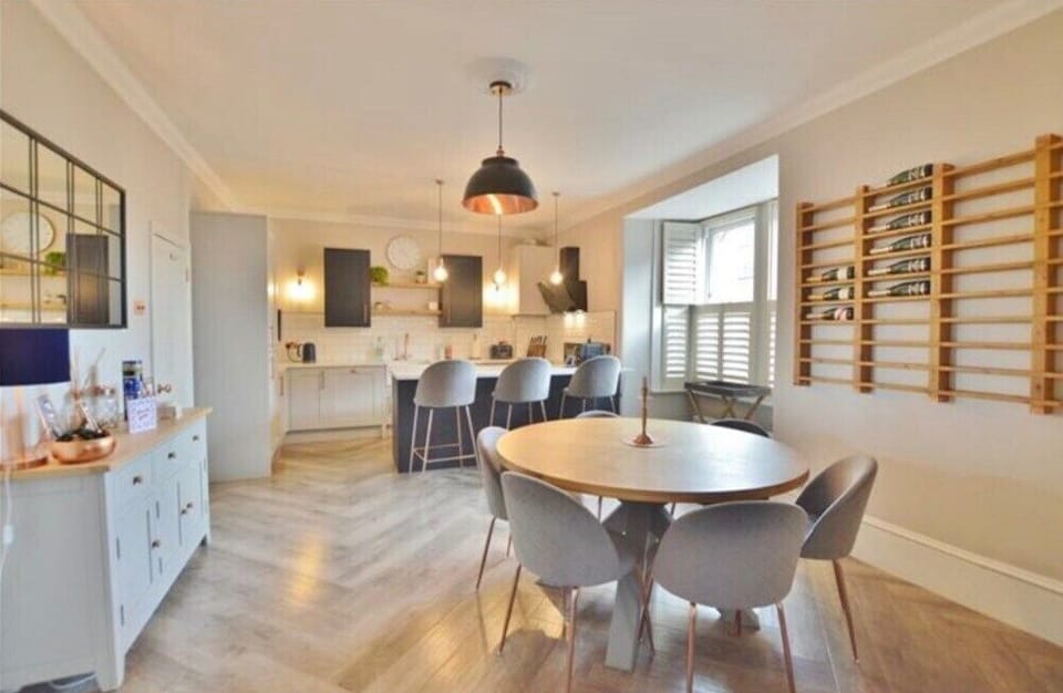 Dining area for 6 people
