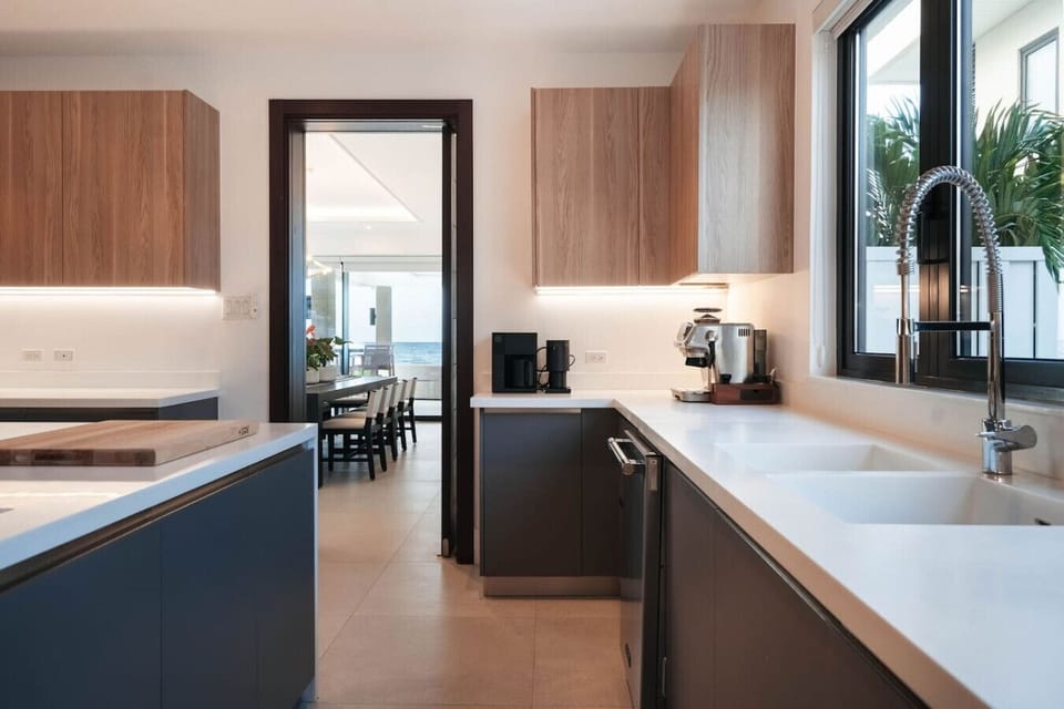 Fully equipped with state-of-the-art cooking appliances that make it suitable for preparing any meal, whether a simple breakfast, quick snack, or a three-course gourmet dinner.