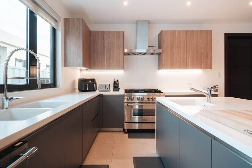 Fully equipped with state-of-the-art cooking appliances that make it suitable for preparing any meal, whether a simple breakfast, quick snack, or a three-course gourmet dinner.