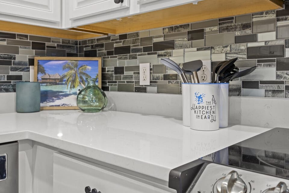 Close-up of the kitchen’s stylish finishes, featuring quality countertops and contemporary design.