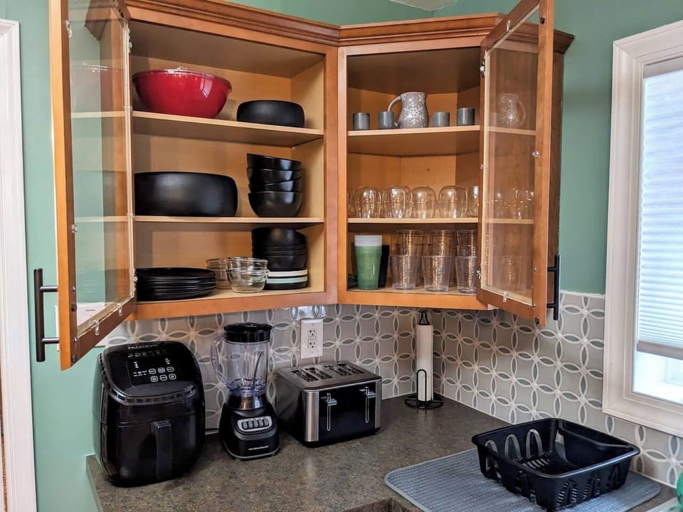 Blender, air fryer, toaster, we're stocked with everything you need. 

All cabinets are made of glass so you can easily find what you're looking for!!!