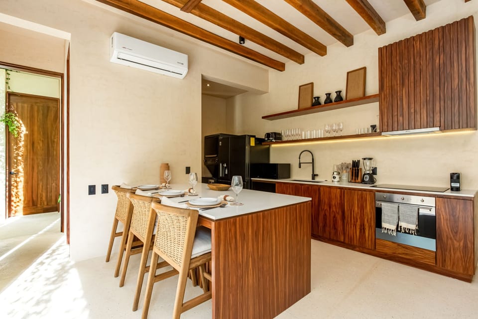 The beauty of the design allows you to appreciate its boho and natural decor, with a spiral staircase that adds a touch of luxury. Imagine cooking in this stunning space for your guests, surrounded by stylish details and a warm, inviting atmosphere.