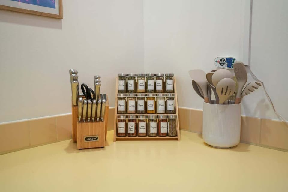 Kitchen: Create culinary masterpieces with our well-equipped space and flavorful spices!