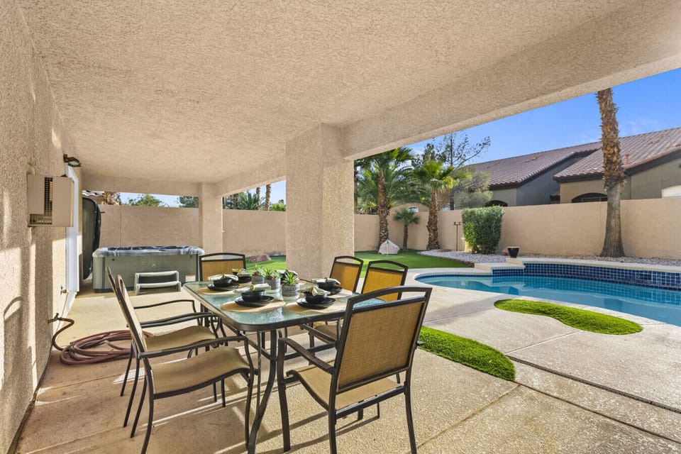 Outdoor Dining: Enjoy a seamless transition from a refreshing swim to a gourmet lakeside lunch.