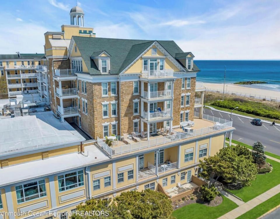 Condominium building on the ocean !