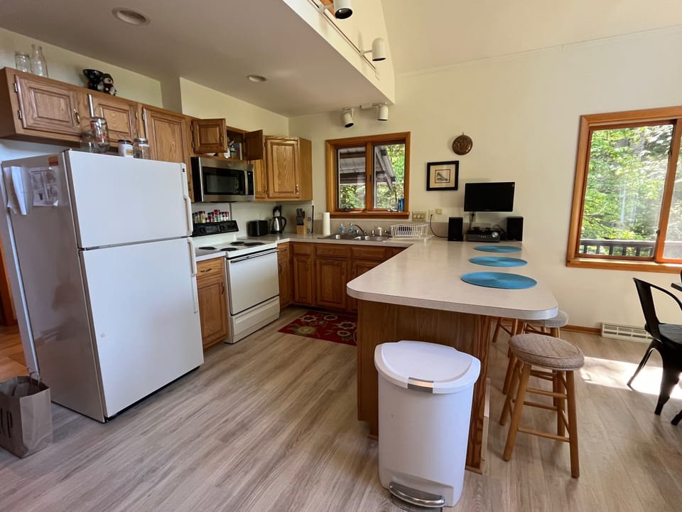 Full kitchen.