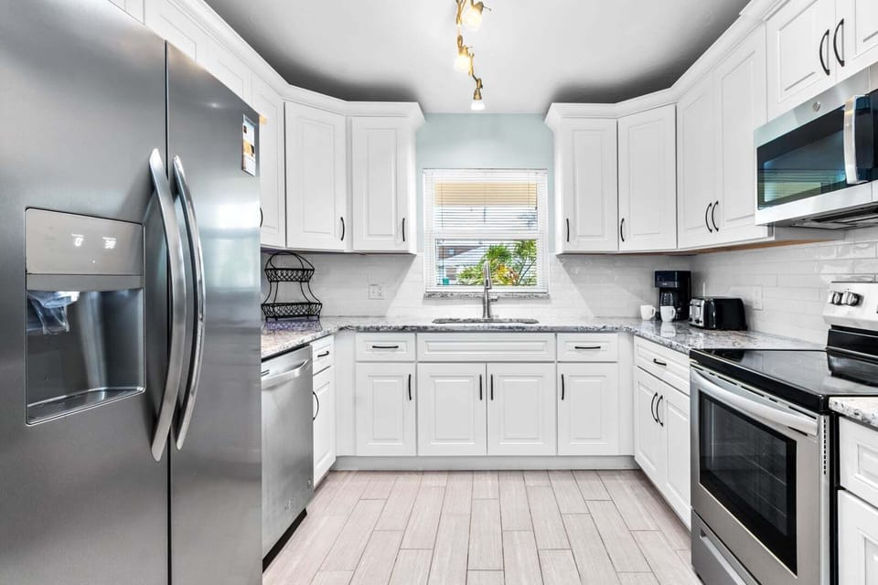 Sleek & modern kitchen with plenty of space
