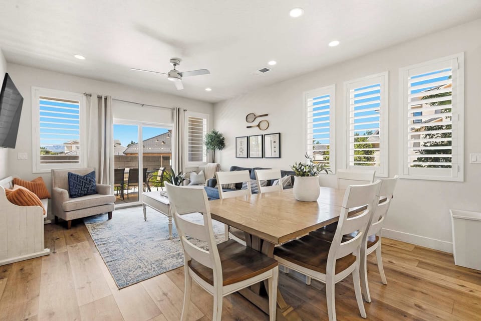 Make mealtime memories together in the spacious dining area​