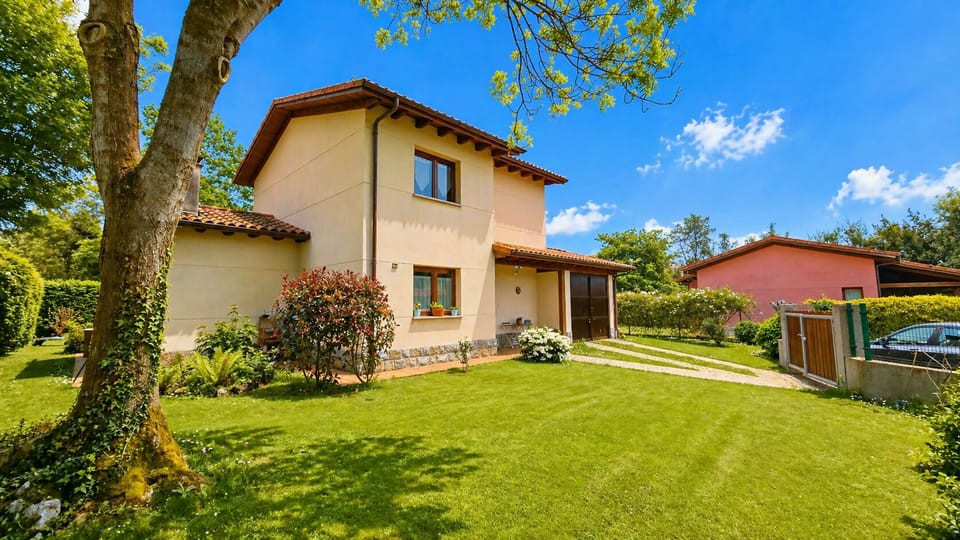Property building,Facade/entrance,Garden