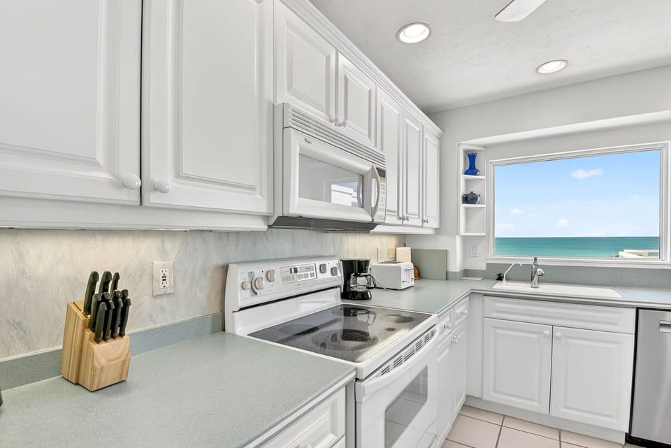 3BR Panoramic Views – Jamaica Royale Beachfront (7686)
