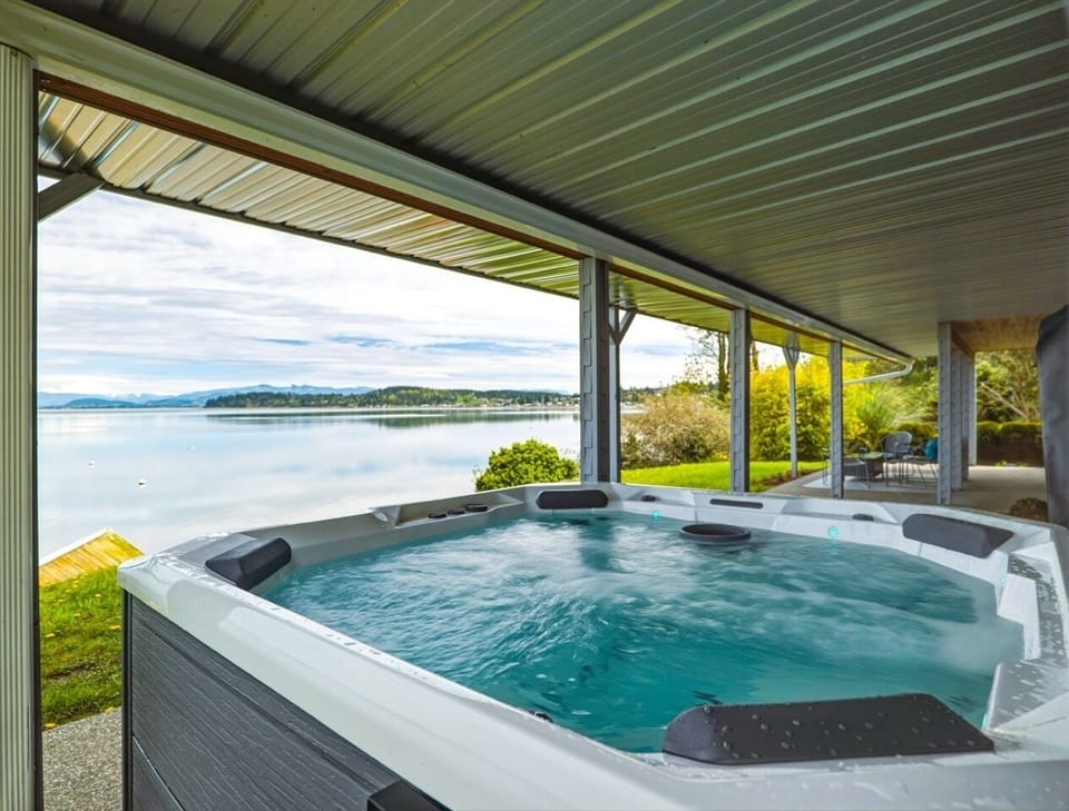 Hot Tub (Lower Level)