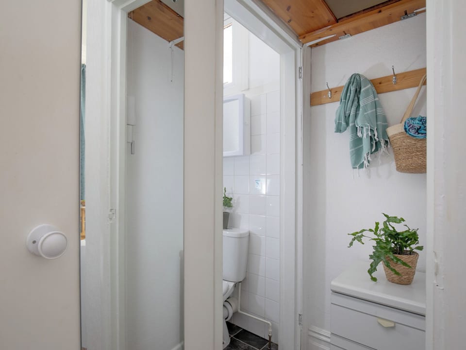 Bathroom | Sunny Side - Atherfield Apartments, Paignton