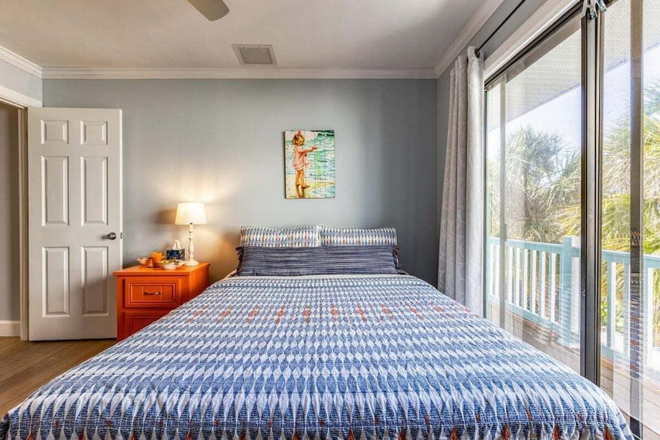 Bedroom 2 - Queen Bed