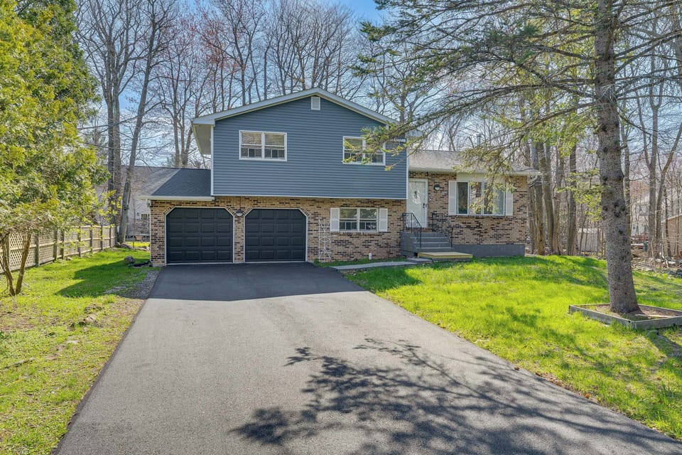 Exterior | Parking | Driveway (4-6 Vehicles)