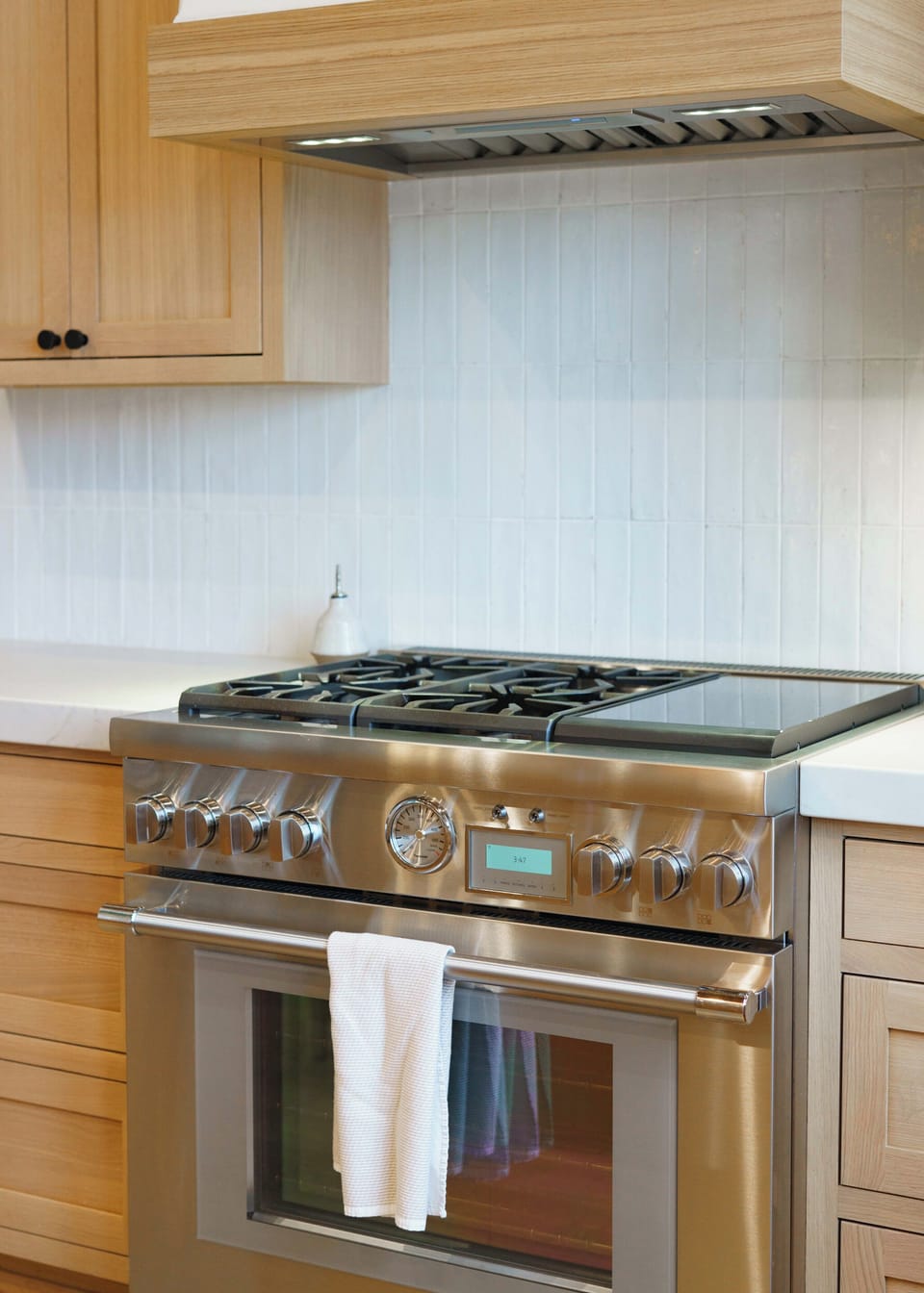 Gas & Induction professional-grade gas range with six burners, serious cooks will feel right at home whipping up feasts for the whole group. 