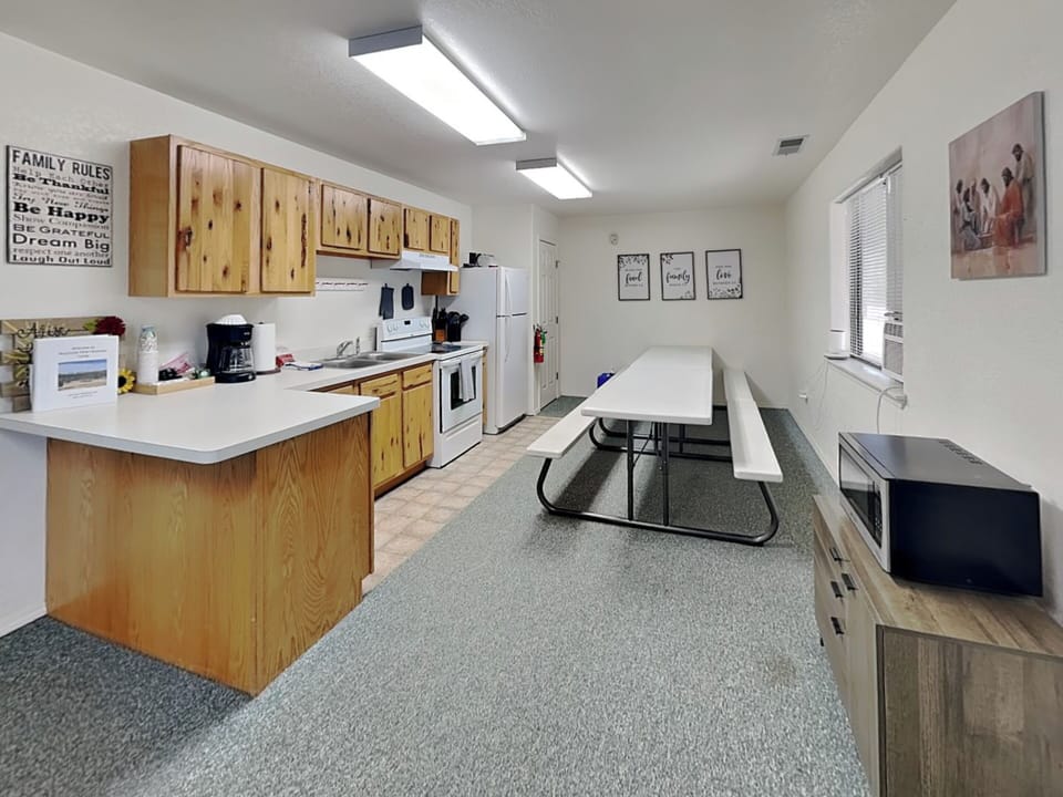 Full Kitchen - Pine Lodge Cabin