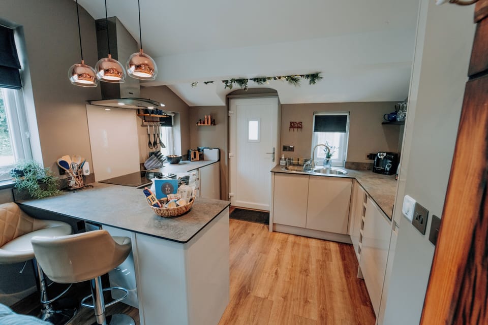Breakfast bar for dining and fully equipped kitchen