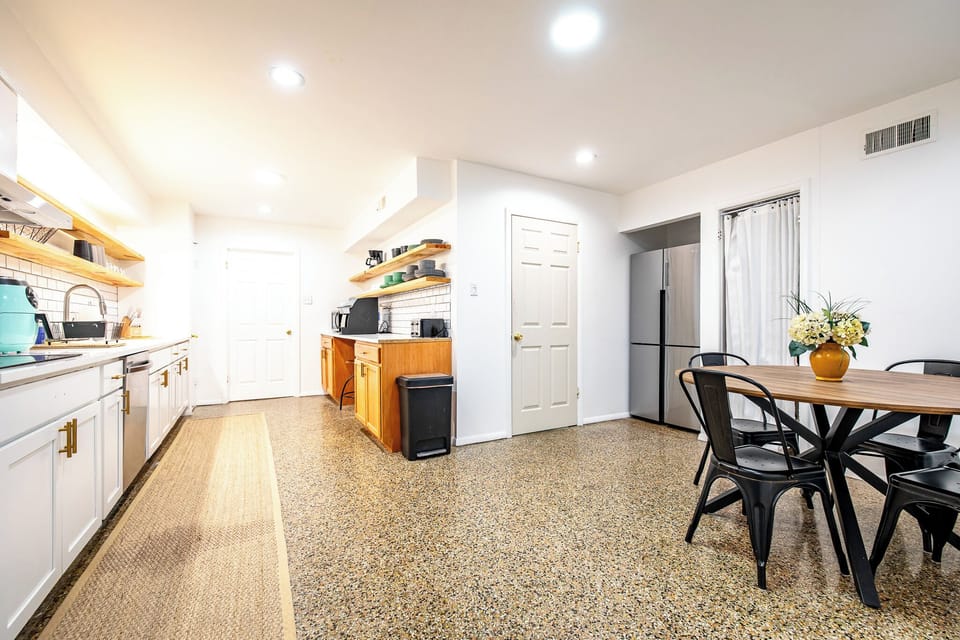 Eat-in Kitchen