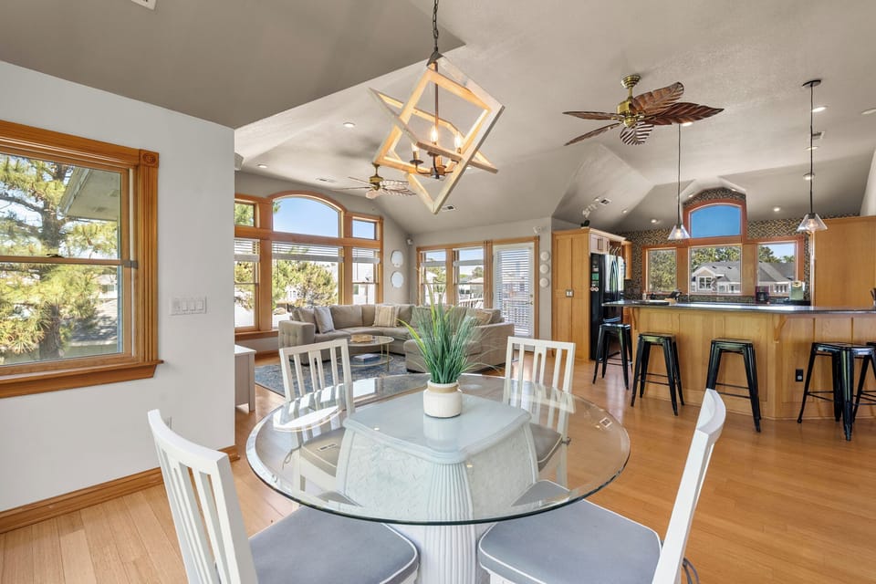 M873: Holiday House | Top Level Breakfast Nook