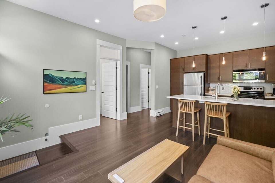 Kitchen & Dining: Stylish space with modern appliances and a warm, inviting atmosphere for meals!