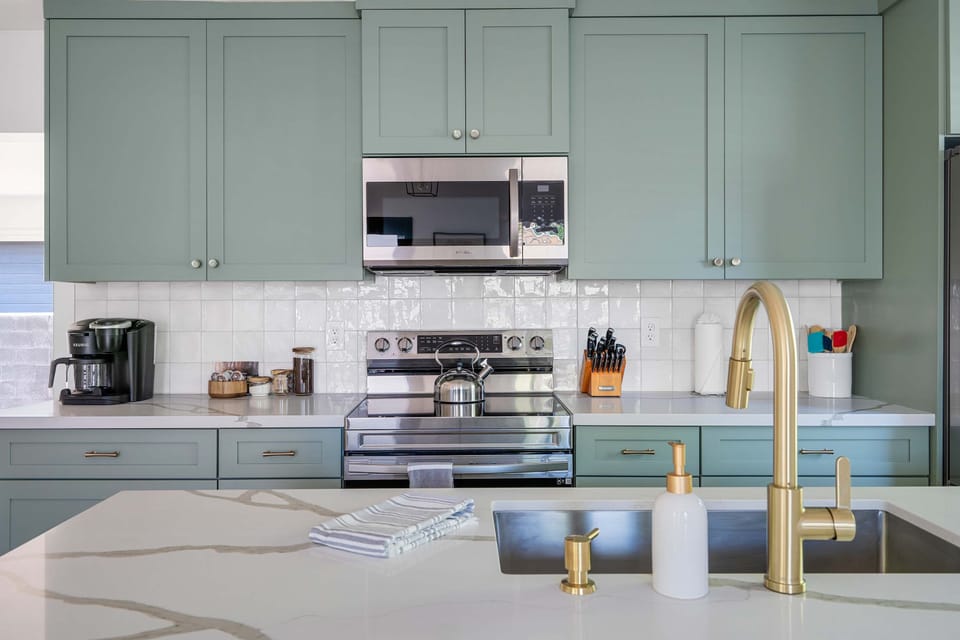 Chef’s Dream Kitchen – Fully stocked with high-end appliances and plenty of cabinetry, making cooking a breeze.
