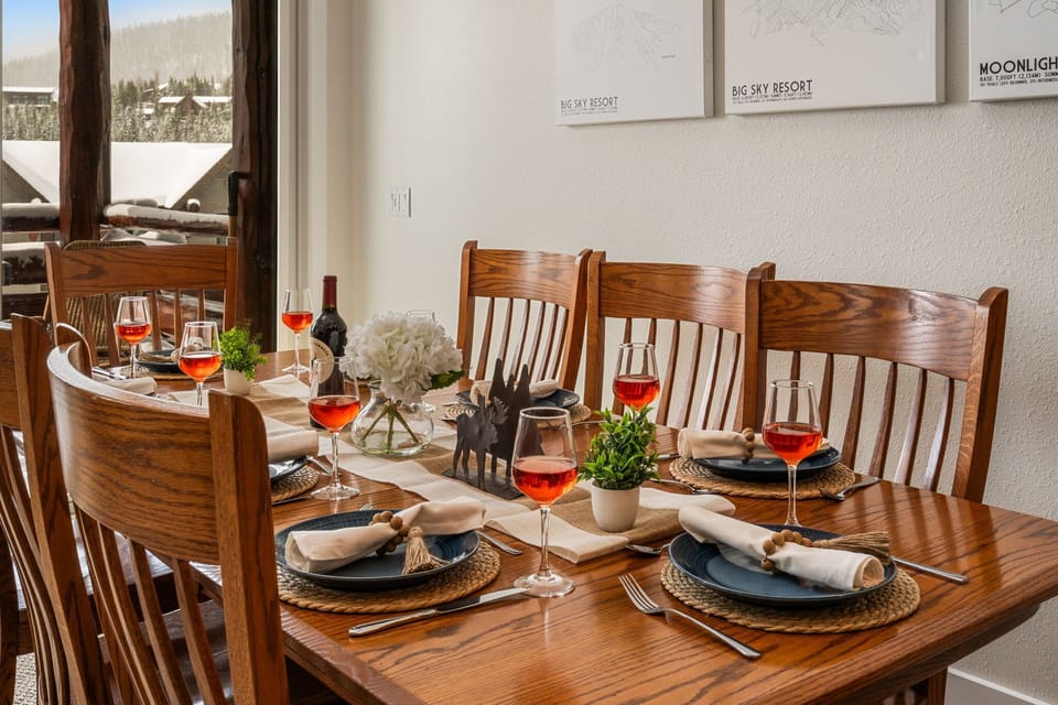 Dining area: 8 person dining table