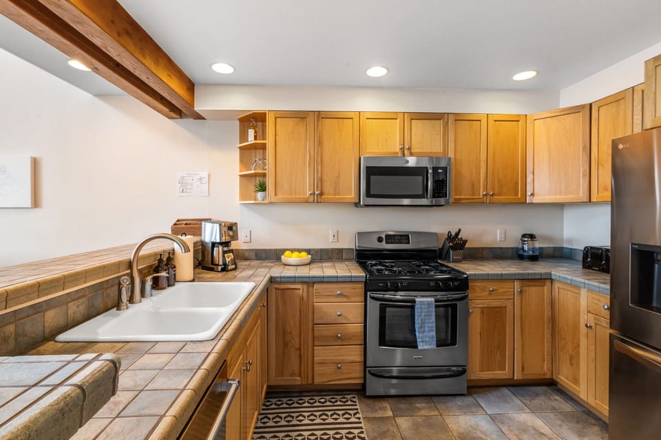 Kitchen: Drip coffee maker, Keurig, blender, toaster oven, tableware