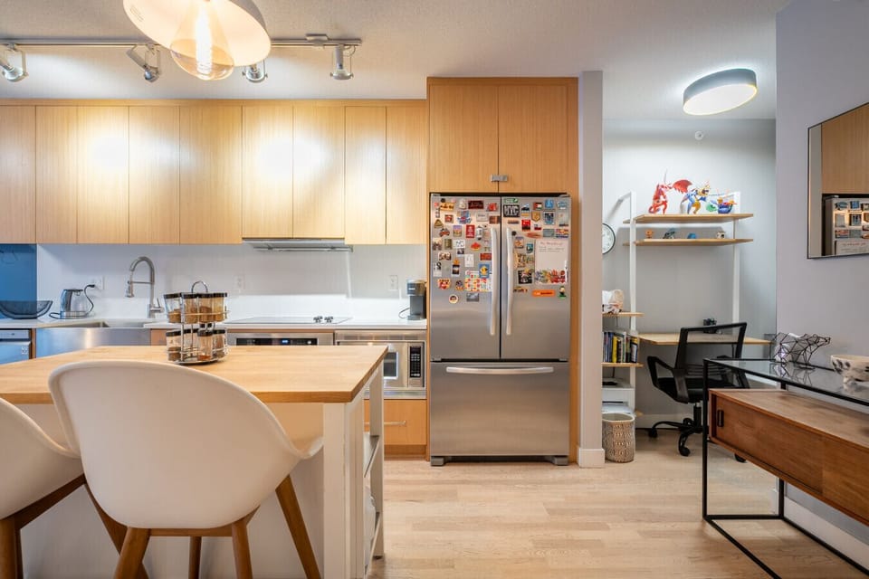 Kitchen: Sleek modern design with a spacious island, perfect for culinary adventures!