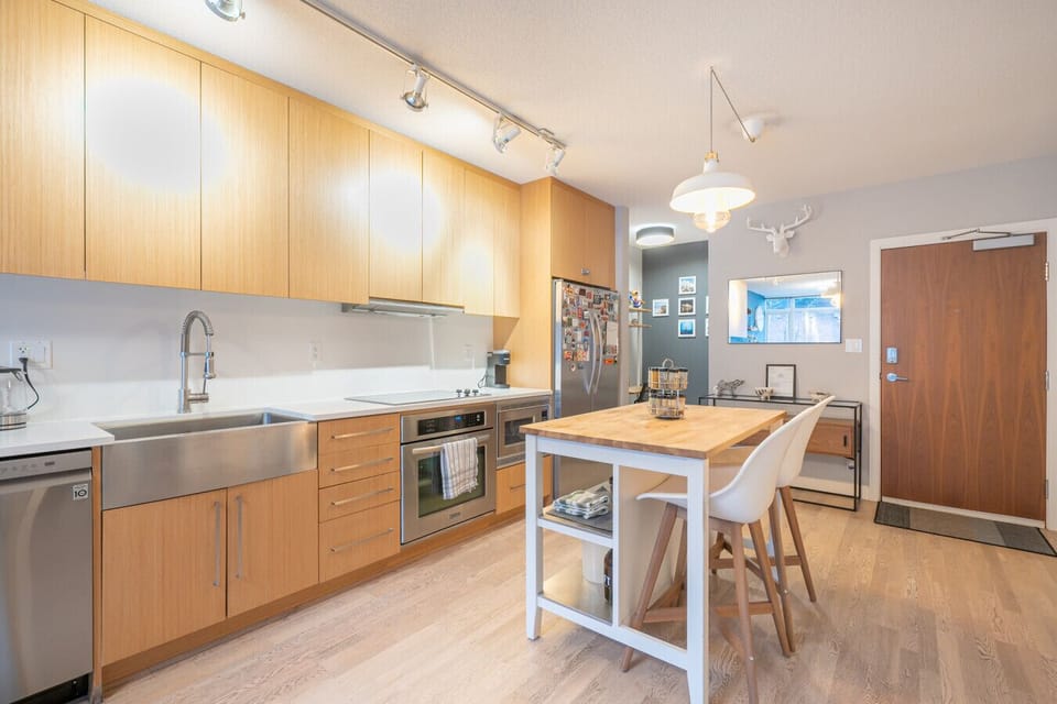 Modern Kitchen: Sleek cabinetry meets vibrant decor for culinary adventures in Vancouver!