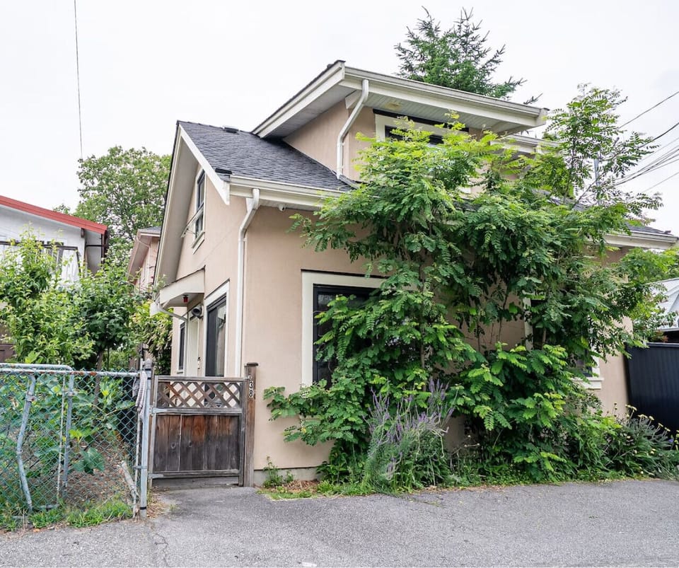 Charming laneway retreat: Embrace lush greenery and serene residential vibes in Vancouver!