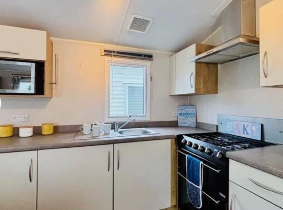 The kitchen in this modern caravan is the perfect place to brew a fresh coffee first thing or make the families favourite meals. It is complete with all the basic cooking and dining equipment you will need.