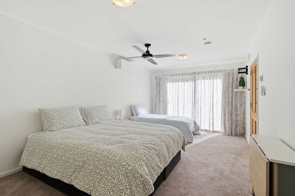 Unit bedroom with ceiling fan