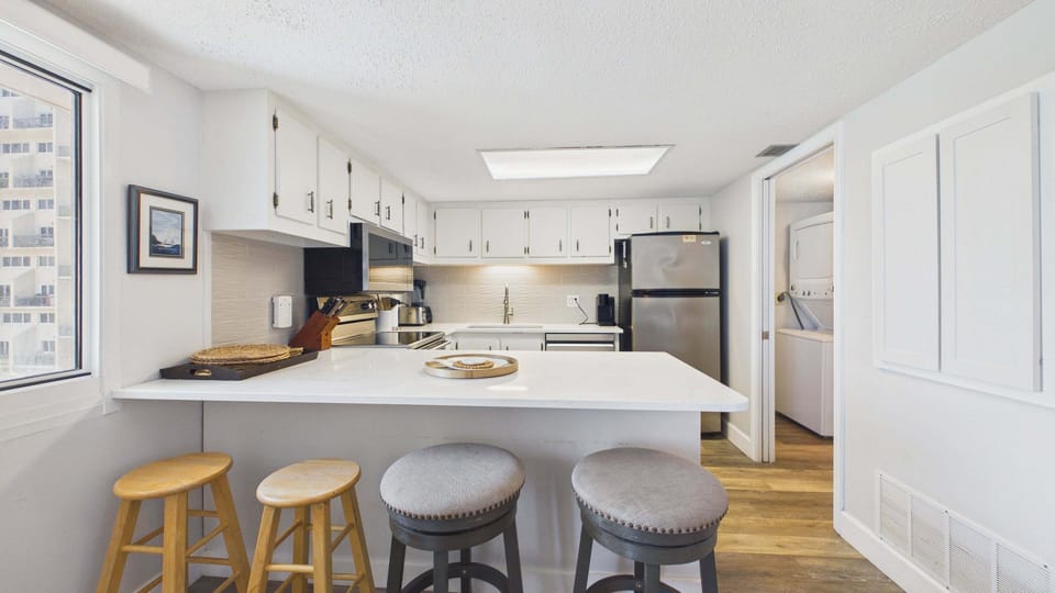 Full kitchen with all the cooking essentials and breakfast bar - 4 barstools
