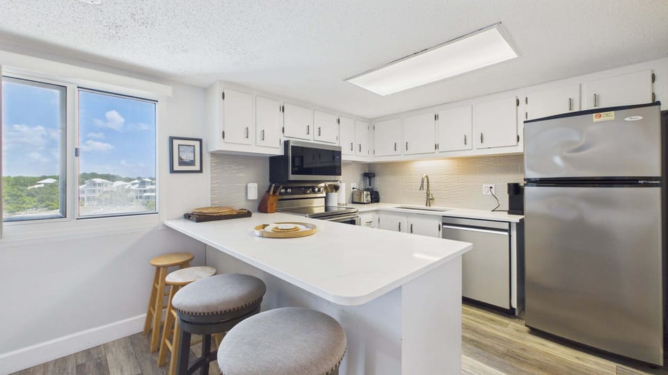 Full kitchen with all the cooking essentials and breakfast bar - 4 barstools