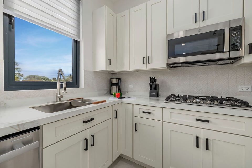 Fully equipped kitchen designed for ease and convenience, ideal for preparing everything from quick breakfasts to full island inspired meals