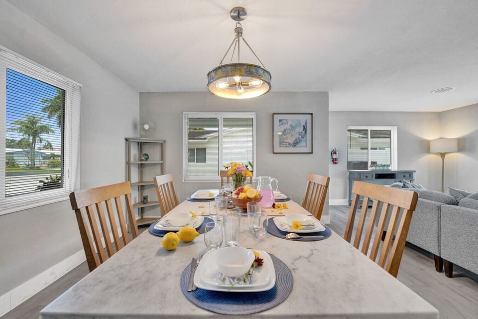 Dining Area – Modern Open-Concept Layout