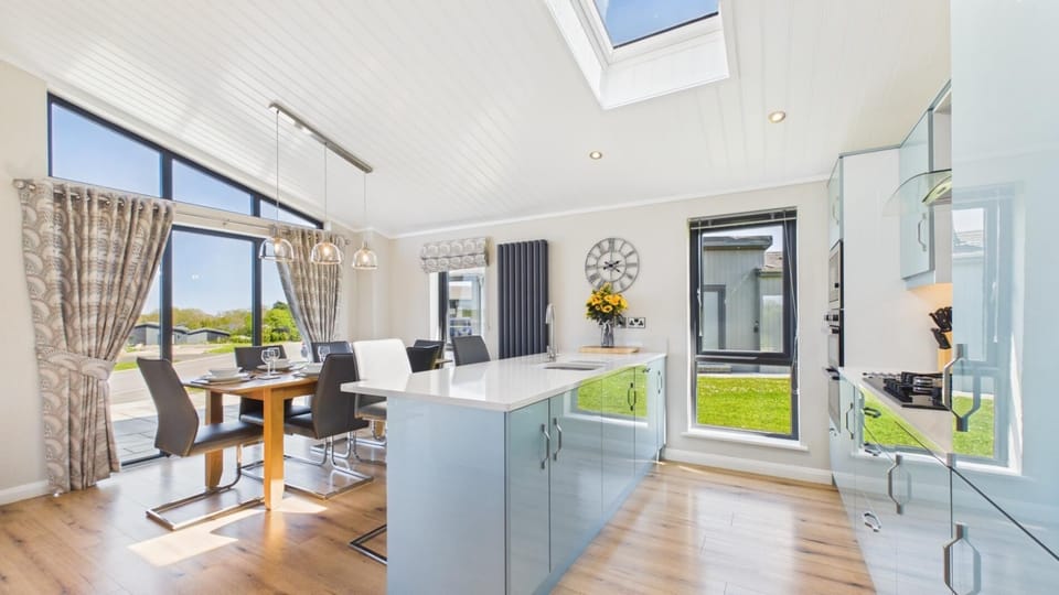 Swanlake Lodge - 3 Bedroom Lodge - Penally (28597)
