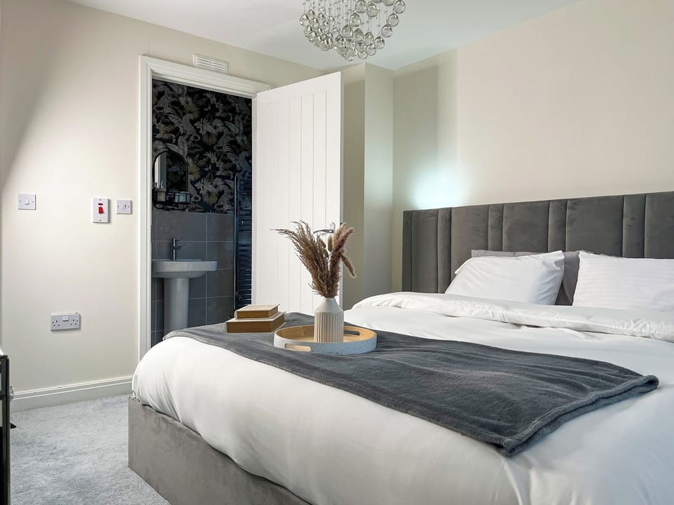 Double bedroom | Spring Gardens, Guide