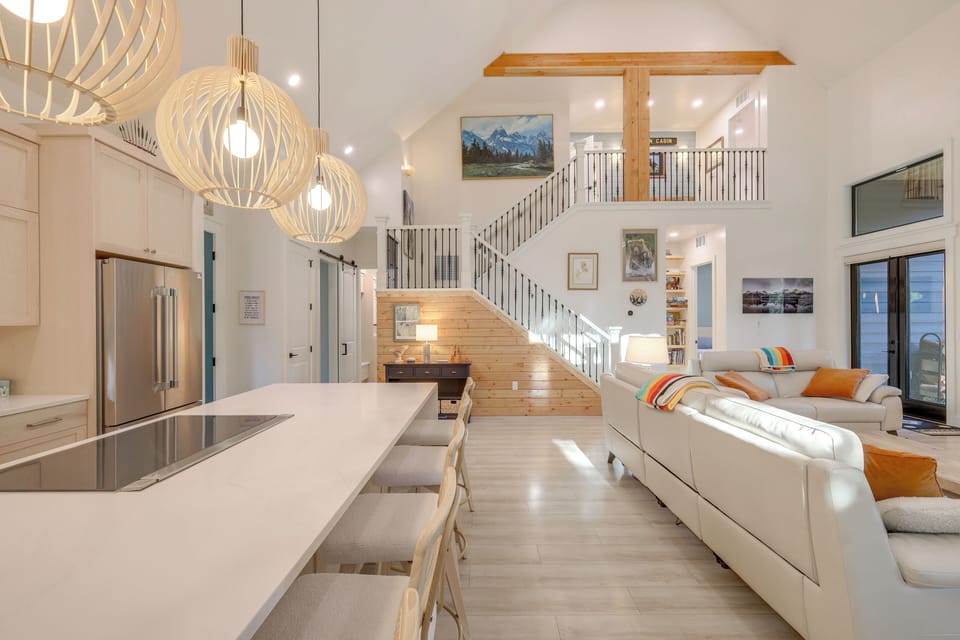 Breakfast Bar | Kitchen | 1st Floor