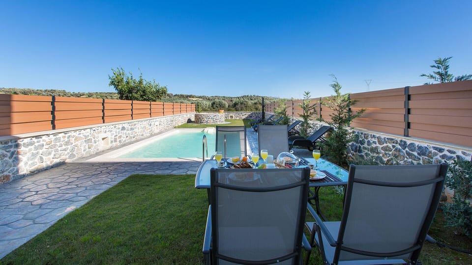 Outdoor dining area, enjoy al fresco dining in our garden!