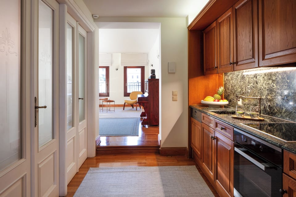 A fully equipped kitchen with all modern appliances is also featured.